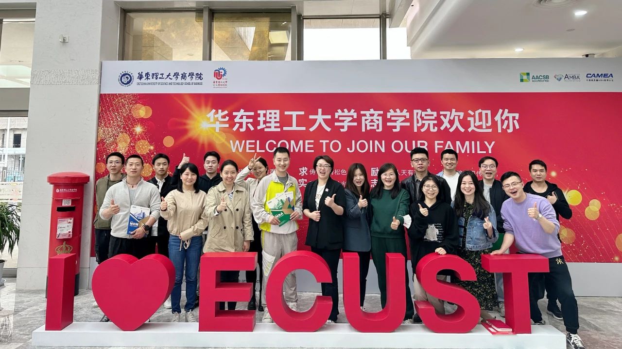 华理商院招生老师与上海翰章老师们的合影留念